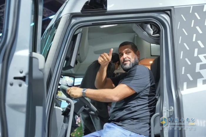 撒貝寧直呼“不一般”，竟是這臺(tái)國(guó)產(chǎn)新能源重卡!