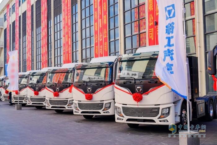百臺(tái)交付！徐工新能源重卡滿電奔赴祖國西南