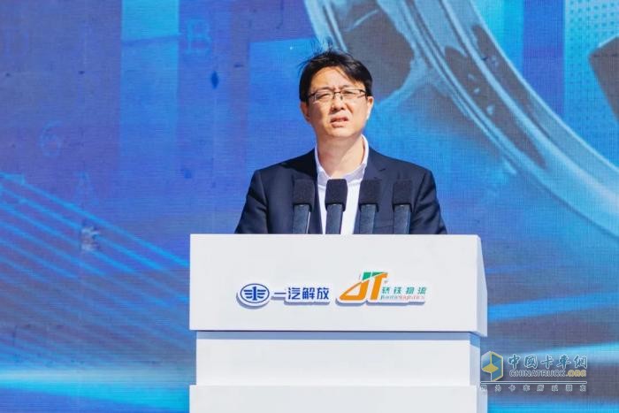 200臺(tái)悍V中置軸轎運(yùn)車交車！一汽解放與轎鐵物流戰(zhàn)略合作簽約儀式成功舉行