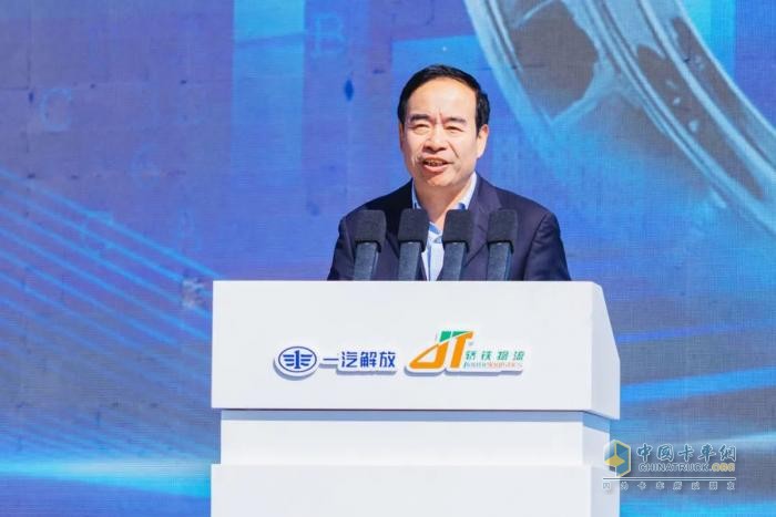 200臺(tái)悍V中置軸轎運(yùn)車交車！一汽解放與轎鐵物流戰(zhàn)略合作簽約儀式成功舉行