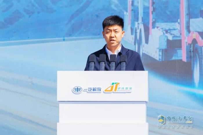 200臺(tái)悍V中置軸轎運(yùn)車交車！一汽解放與轎鐵物流戰(zhàn)略合作簽約儀式成功舉行