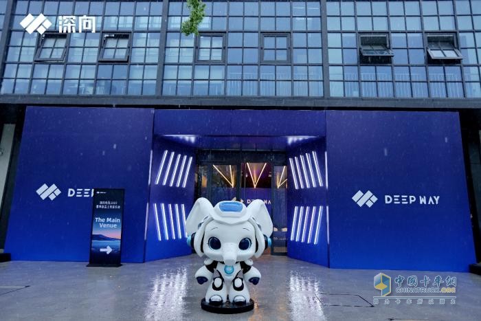 DeepWay深向新品上市發(fā)布會(huì)，兩大新品開(kāi)啟新能源重卡新時(shí)代