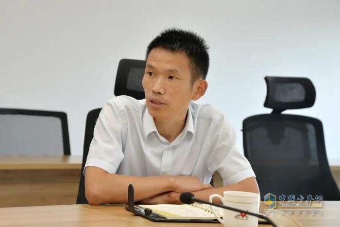 營(yíng)銷事業(yè)部舉行“東風(fēng)陽(yáng)光創(chuàng)新服務(wù)工作室”導(dǎo)師帶徒簽約儀式