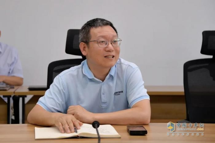 營(yíng)銷事業(yè)部舉行“東風(fēng)陽(yáng)光創(chuàng)新服務(wù)工作室”導(dǎo)師帶徒簽約儀式