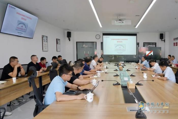 營(yíng)銷事業(yè)部舉行“東風(fēng)陽(yáng)光創(chuàng)新服務(wù)工作室”導(dǎo)師帶徒簽約儀式