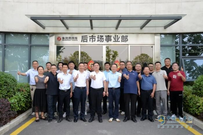 營(yíng)銷事業(yè)部舉行“東風(fēng)陽(yáng)光創(chuàng)新服務(wù)工作室”導(dǎo)師帶徒簽約儀式