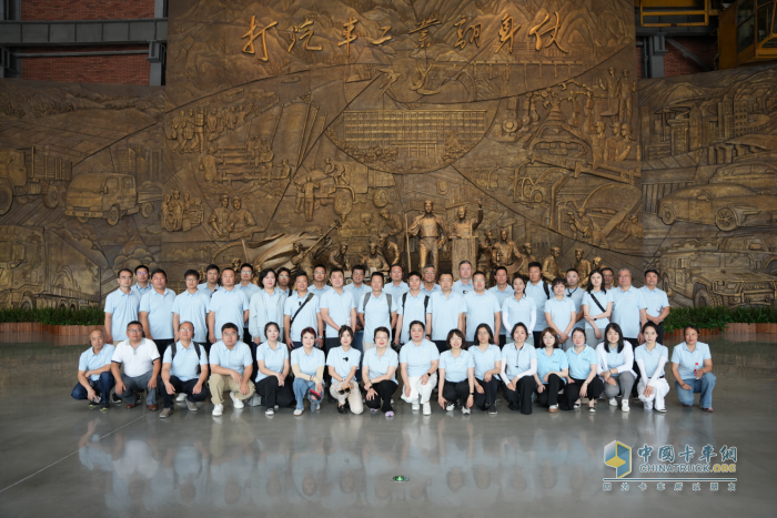 打好當(dāng)代汽車工業(yè)“翻身仗”，東風(fēng)商用車重塑行業(yè)價(jià)值新高地