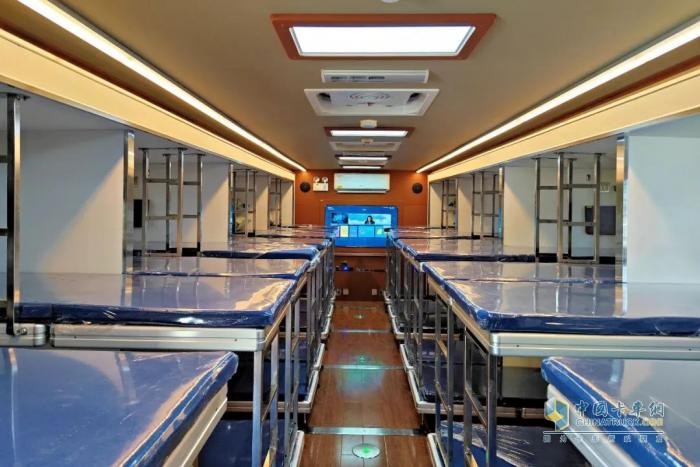 嘉峪關(guān)市消防救援支隊(duì)列裝多功能宿營消防車 戰(zhàn)勤保障能力再升級