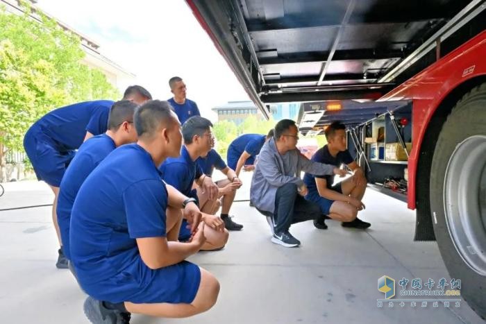 嘉峪關(guān)市消防救援支隊(duì)列裝多功能宿營消防車 戰(zhàn)勤保障能力再升級