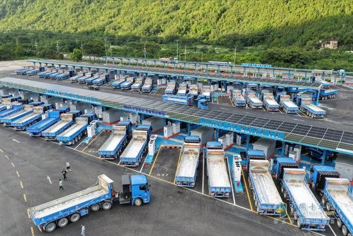華為兆瓦超充打造全球首個百兆瓦級重卡超充站，重卡進(jìn)入全面電動化