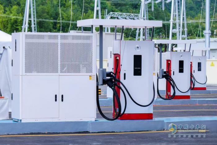 華為兆瓦超充打造全球首個百兆瓦級重卡超充站，重卡進(jìn)入全面電動化