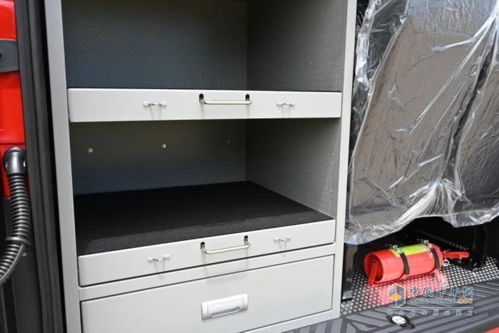 實(shí)力見證！JSV江鈴改裝向云南消防救援總隊(duì)成功交付49輛全順T8運(yùn)兵車！