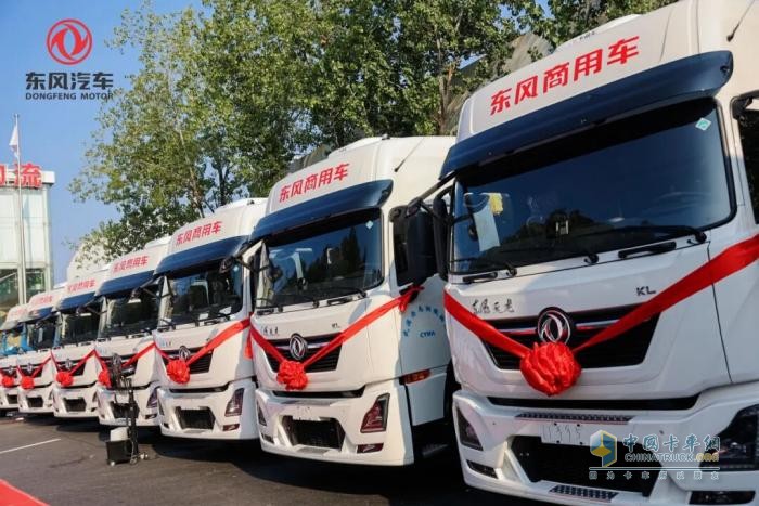 寶鋼X東風(fēng)X華為聯(lián)手打造鋼鐵物流電動(dòng)化示范！東風(fēng)商用車50輛新能源重卡集中交付