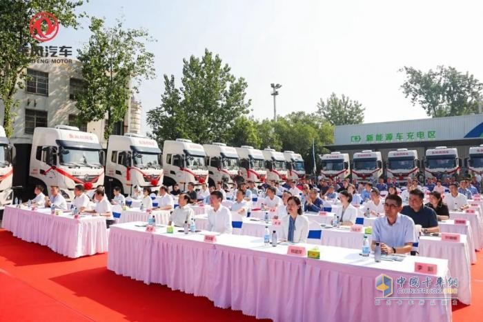 寶鋼X東風(fēng)X華為聯(lián)手打造鋼鐵物流電動(dòng)化示范！東風(fēng)商用車50輛新能源重卡集中交付