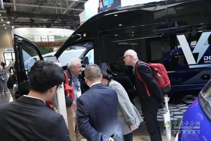 登場！東風輕型車閃耀漢諾威車展，引領新能源商用車新風尚