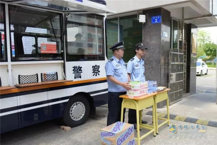警務前移 觸角前伸—移動警務室以 “警” 護春色，用 “心” 筑平安