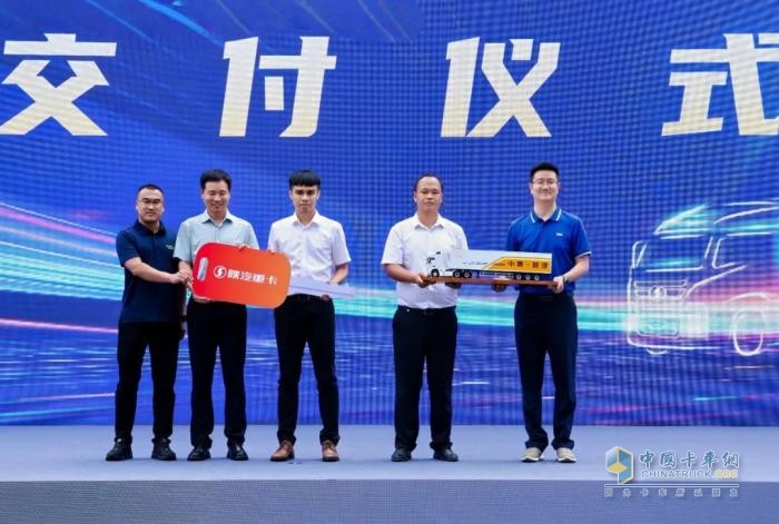 中集·陜汽“好牽掛”新能源頭掛列車(chē)批量交付，創(chuàng)跨境運(yùn)輸新能源頭掛列車(chē)交付紀(jì)錄