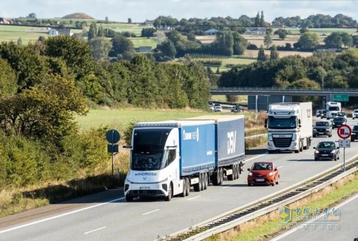 葦渡科技接受墨西哥商會考察，現(xiàn)場展示670km長續(xù)航純電重卡