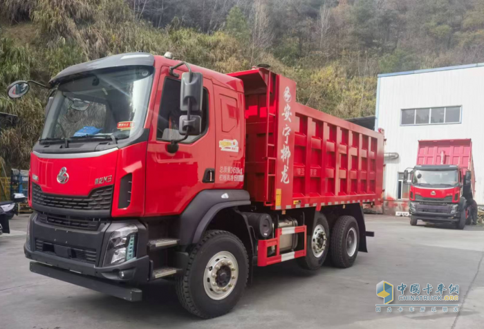 乘龍M3 6×2R自卸車，三月滿滿“掙”能量！