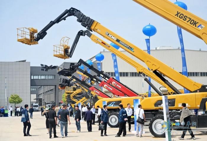 零距離、沉浸式！徐工高空作業(yè)機(jī)械邀客戶體驗(yàn)……