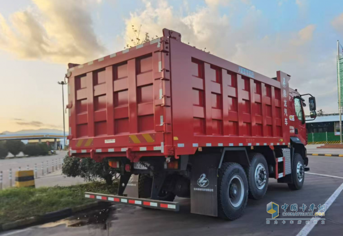 乘龍M3 6×2R自卸車，三月滿滿“掙”能量！