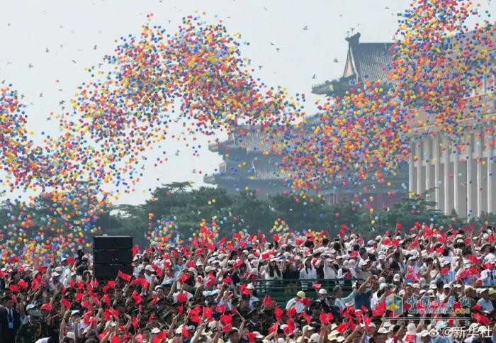 見(jiàn)證榮耀時(shí)刻！徐工成套裝備硬核保障，楊東升受邀現(xiàn)場(chǎng)觀禮