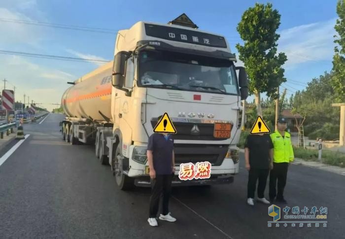 山東查獲一押運(yùn)員無(wú)證駕駛?；愤\(yùn)輸車(chē)