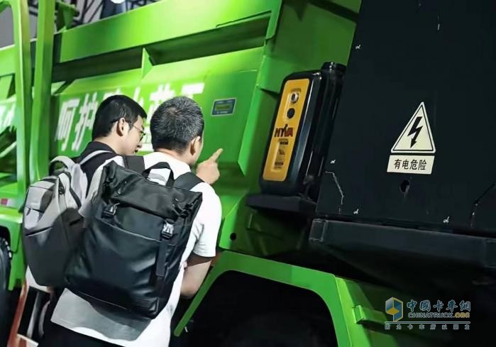 技術(shù)融合加速向新轉(zhuǎn)綠 上汽紅巖智能網(wǎng)聯(lián)新能源重卡亮相2023智博會