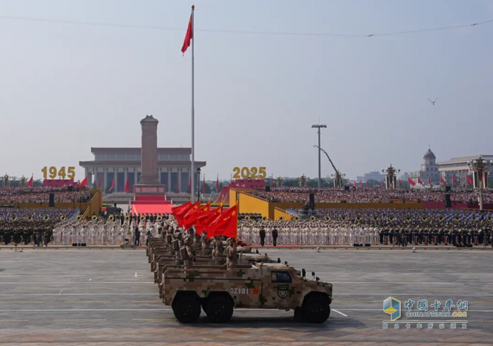 鐵甲榮光！115輛東風(fēng)軍車天安門廣場(chǎng)成功受閱！