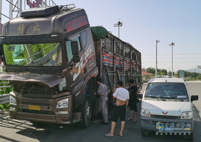 運(yùn)魚(yú)車(chē)拋錨，解放滕州服務(wù)站38℃高溫3小時(shí)緊急救援