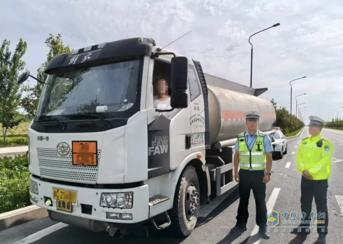 新疆查處押運(yùn)員無證駕駛危化品車