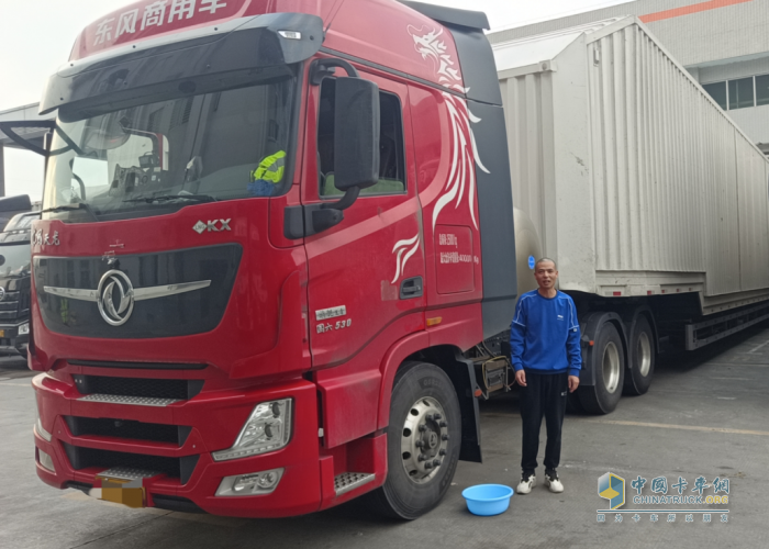 從入行到現(xiàn)在，王濤開過兩輛東風(fēng)天龍品牌的車，現(xiàn)在他駕駛的是東風(fēng)天龍旗艦530馬力燃?xì)廛?，“就是覺得這個車好，氣耗特別低，特省錢”，他的語氣里充滿了信任感。