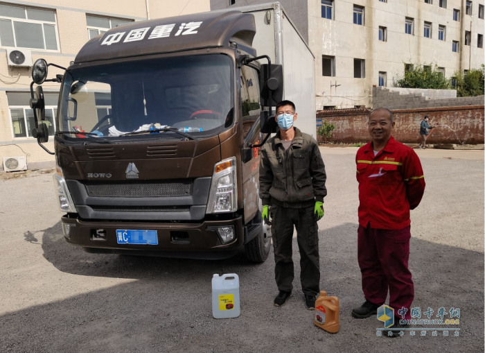 每月16日的HOWO輕卡統(tǒng)帥感恩日，中國(guó)重汽全國(guó)“親人”服務(wù)站為卡友冬日的冷寂運(yùn)輸路平添一股暖意。