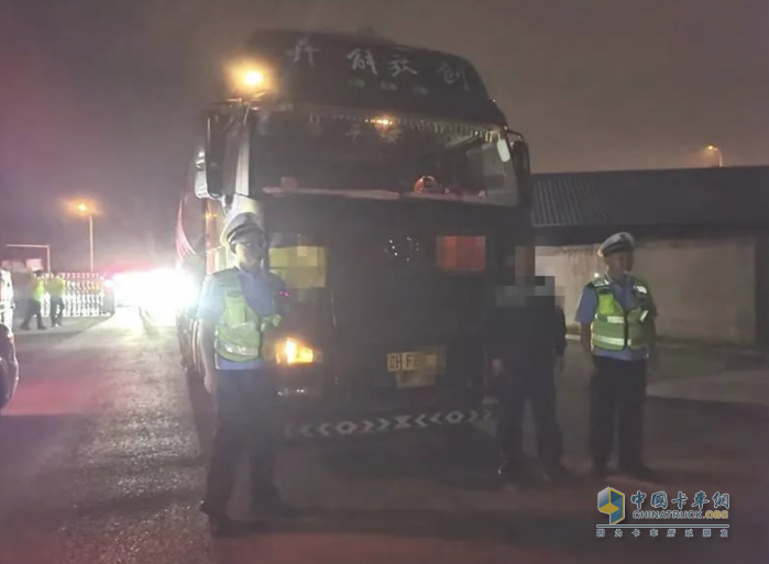 盤錦一?；匪緳C偽造號牌，被拘重罰！