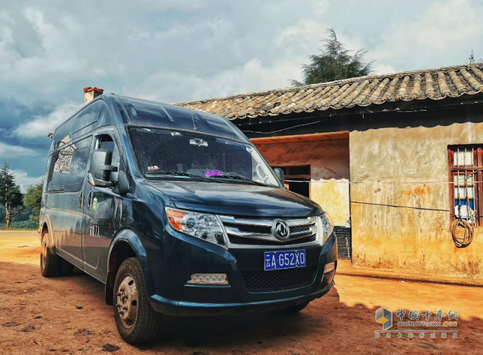 恰是花農(nóng)采摘時 東風御風成為施挎所的“護花使者”