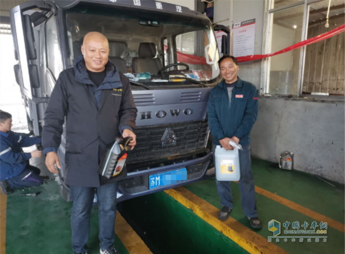 每月16日的HOWO輕卡統(tǒng)帥感恩日，中國(guó)重汽全國(guó)“親人”服務(wù)站為卡友冬日的冷寂運(yùn)輸路平添一股暖意。