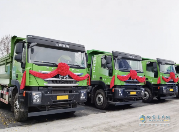 上汽紅巖新型智能渣土車亮相重點制造業(yè)開工儀式，助力美麗新重慶建設