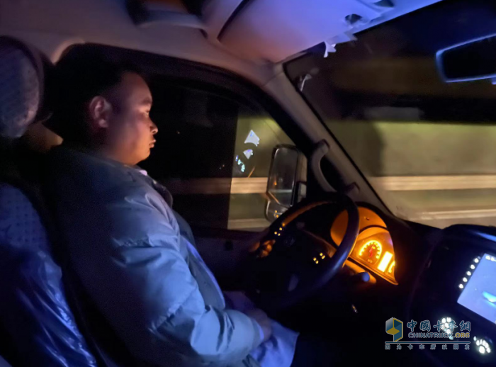 恰是花農(nóng)采摘時 東風御風成為施挎所的“護花使者”