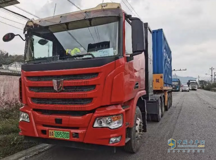 聯(lián)合重卡純電動(dòng)牽引車(chē): “黔石出山” 安全綠色運(yùn)輸首選