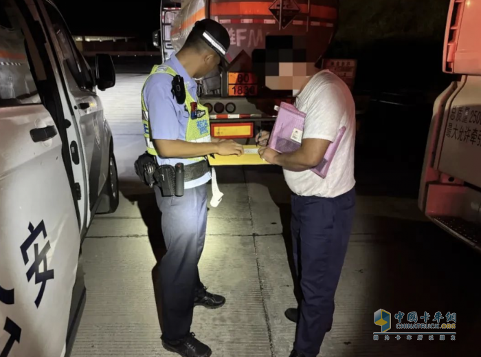 廣西一?；奋?chē)凌晨“闖禁”被攔下