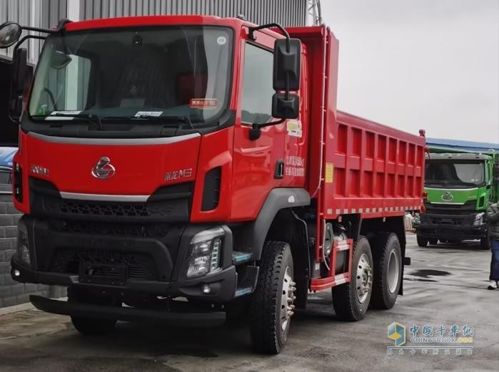 三軸載重兩軸油耗，乘龍M3提升橋自卸車擁有眾多鈔能力