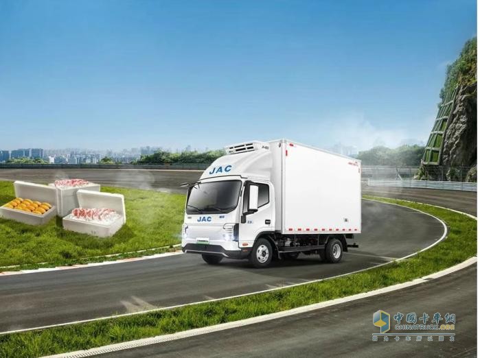 江淮新能源輕卡ES9冷藏車 破解夏季冷鏈運(yùn)輸?shù)摹熬G色密碼”