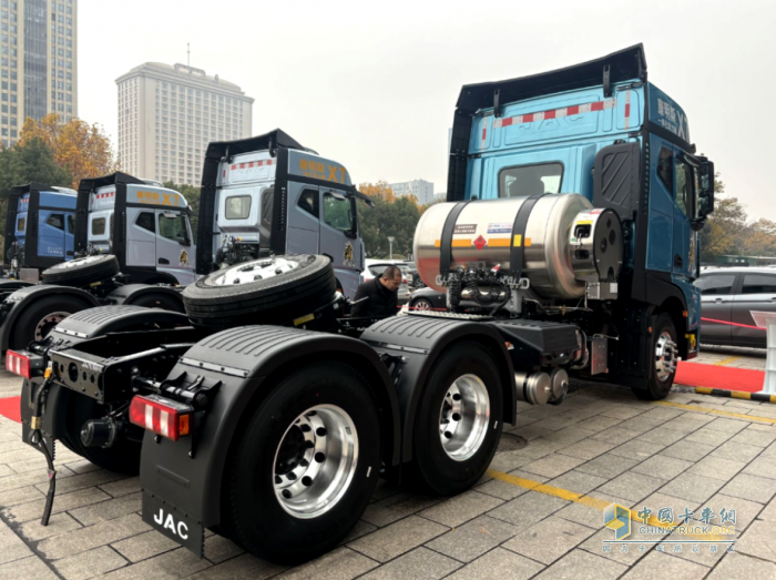 江淮星耀6×4天然氣牽引車，為快遞快運開源又節(jié)流