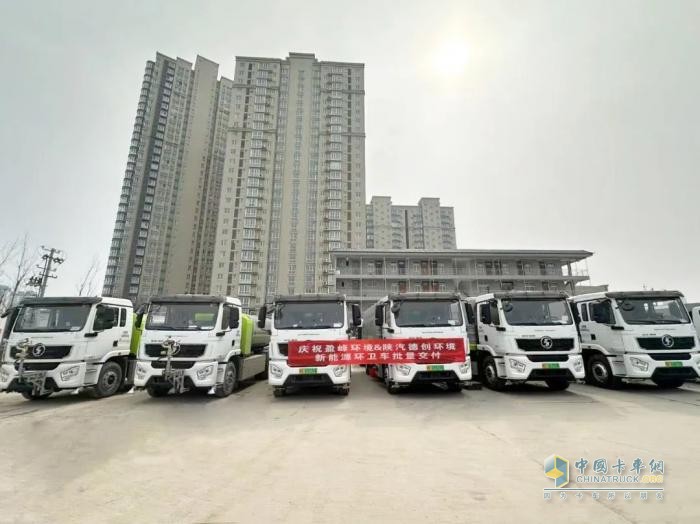 德創(chuàng)環(huán)境新能源環(huán)衛(wèi)車(chē)批量交付 共筑城市綠色新未來(lái)