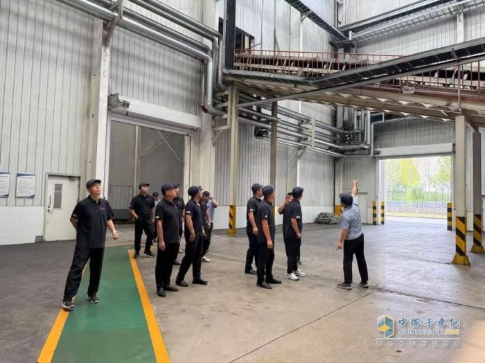 首達(dá)汽車銷售團(tuán)隊(duì)赴鳳寶重科參觀學(xué)習(xí)，深化專業(yè)認(rèn)知賦能市場服務(wù)！