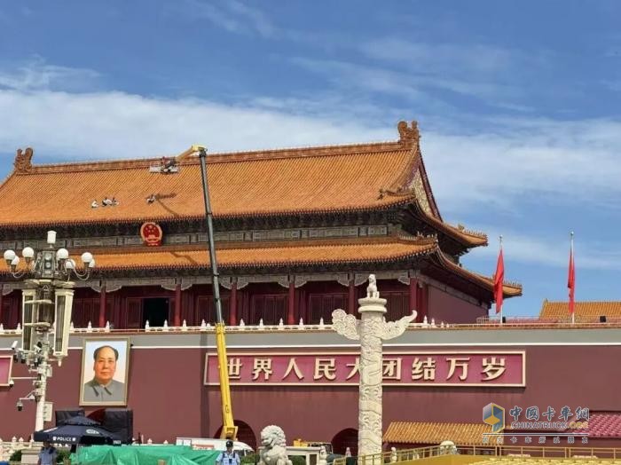 見(jiàn)證榮耀時(shí)刻！徐工成套裝備硬核保障，楊東升受邀現(xiàn)場(chǎng)觀禮