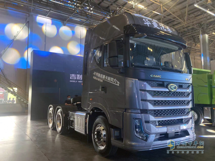 漢馬科技開創(chuàng)國內(nèi)重卡乘用化先河！華菱S11/X9智慧干線物流牽引車閃耀登場