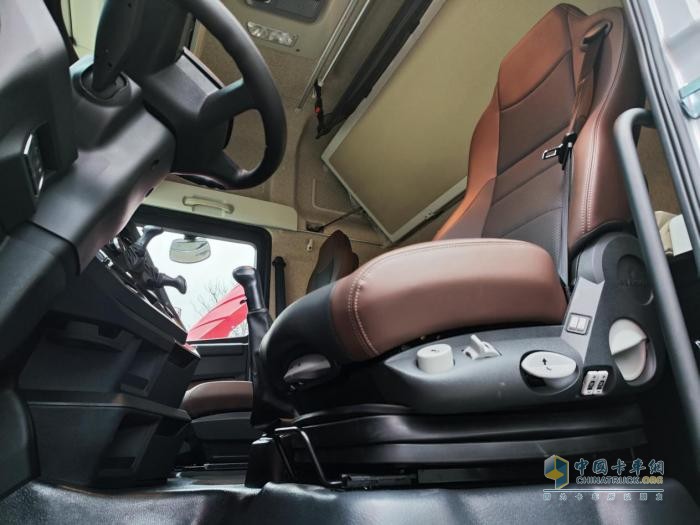 解放年會(huì)驚現(xiàn)格拉默座椅展區(qū) 其領(lǐng)先行業(yè)的品質(zhì)有哪些秘密？