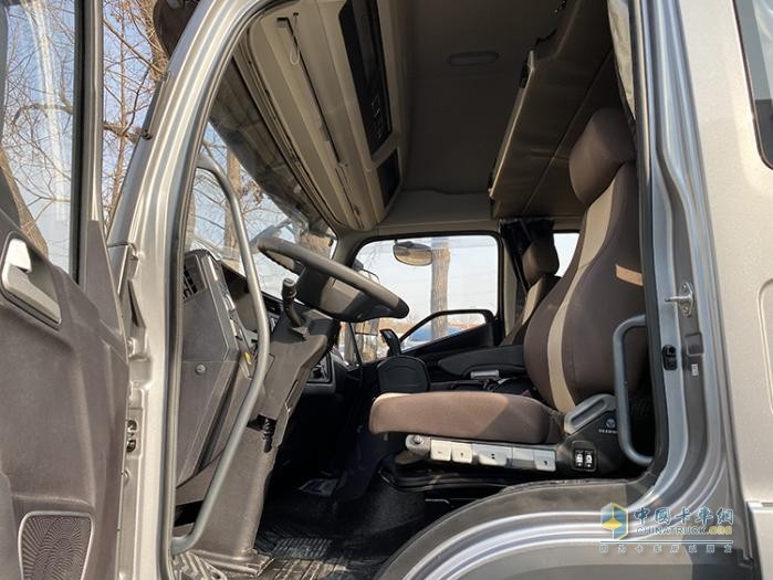 解放青汽JK6 4×2 320馬力大單橋載貨！一身“掙”能量太讓人心動(dòng)了！