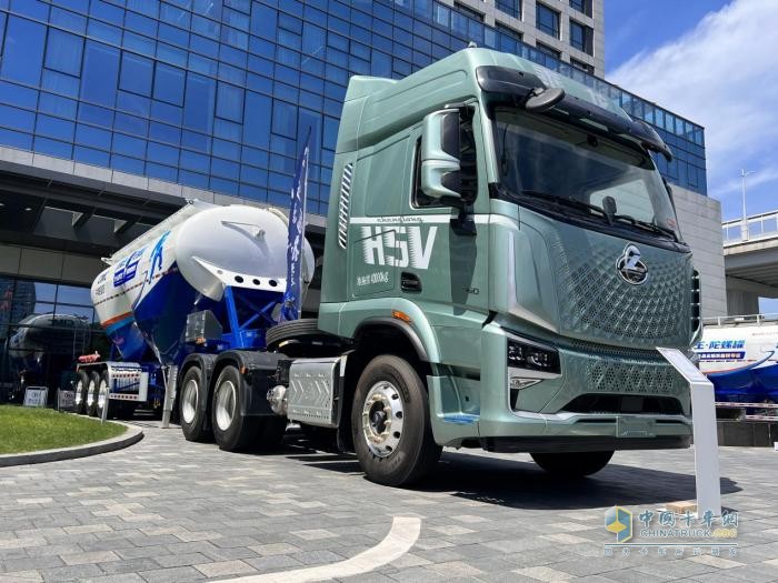 “頭+罐”一體化，乘龍攜手中集強(qiáng)冠打造超級(jí)輕量化粉罐運(yùn)輸車